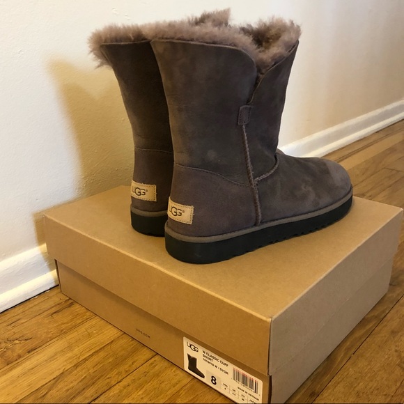 ugg classic cuff short size 8